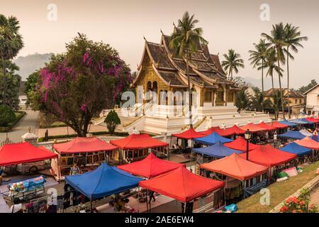 Night Market in Luang Prabang, Laos, Asien. Stockfoto