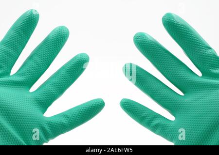 Nahaufnahme der Hand in grün Gummi Handschuhe, nur mit den Fingern auf weißem Hintergrund Stockfoto