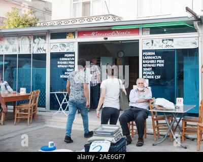 Tasucu, Provinz Mersin, Türkei - Mai 2019. Alte grauhaarige bärtiger Mann sitzt auf einem Stuhl in der Nähe des Cafe am türkischen Markt. Stockfoto