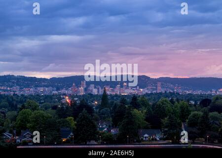 N erstaunliche Sonnenuntergang in Portland, Oregon, nachdem eine extreme Unwetter im pazifischen Nordwesten. Bunte Stadt Sonnenuntergang. Stockfoto