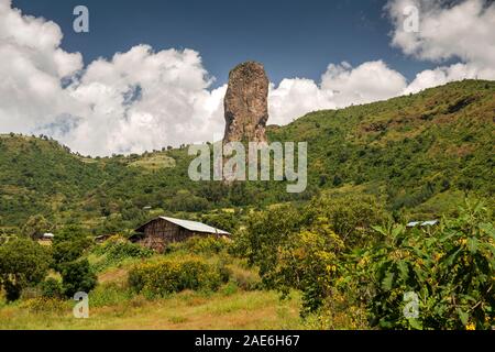 Äthiopien, Amhara-region, Gazara, Sehenswürdigkeiten vulkanischen Plug neben Bauernhaus auf einem 3 Bahir Dar, Gondar Straße Stockfoto