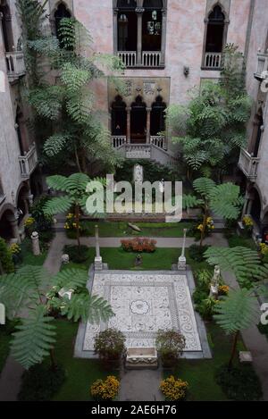 Blick in den Innenhof. Isabella Stewart Gardner Museum, entworfen von Willard T. Sears mit einem Ausbau von Renzo Piano. Stockfoto