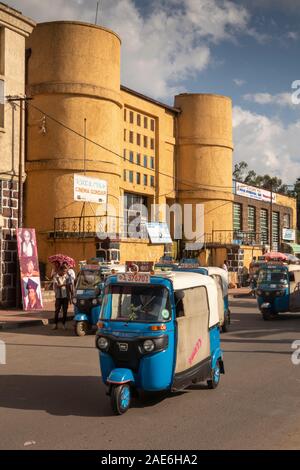 Äthiopien, Amhara-region, Gondar, Stadtzentrum, Bajaj Tuk-tuk, Kino Gonder Stockfoto