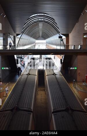 Zum Bahnhof Santa Justa in Sevilla, Spanien. Stockfoto