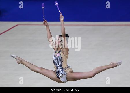 Pasay City, Philippinen. 7 Dez, 2019. Nat Kulsanawong von Thailand führt während der rhythmischen Gymnastik der Frauen Vereine Endrunden am Meer Spiele 2019 in Manila, Philippinen, 7. Dezember, 2019. Credit: rouelle Umali/Xinhua/Alamy leben Nachrichten Stockfoto