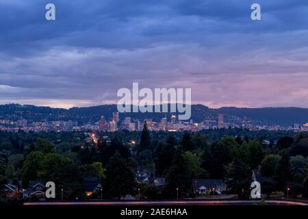 Portland Oregon, USA Sonnenuntergang von Mt gesehen. Tabor. Stockfoto