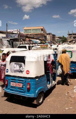 Äthiopien, Amhara-region, Gondar, Stadtzentrum, Masse von Bajaj Tuk-tuks im Marktgebiet Stockfoto