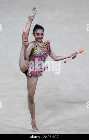 Pasay City, Philippinen. 7 Dez, 2019. Izzah Amzan von Malaysia führt während der rhythmischen Gymnastik der Frauen Vereine Endrunden am Meer Spiele 2019 in Manila, Philippinen, 7. Dezember, 2019. Credit: rouelle Umali/Xinhua/Alamy leben Nachrichten Stockfoto