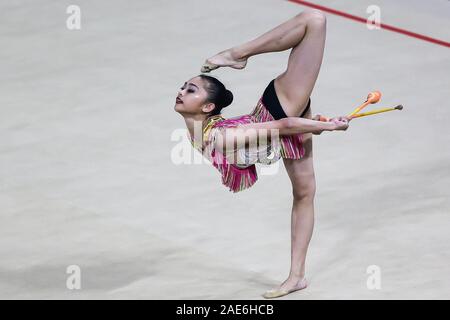 Pasay City, Philippinen. 7 Dez, 2019. Izzah Amzan von Malaysia führt während der rhythmischen Gymnastik der Frauen Vereine Endrunden am Meer Spiele 2019 in Manila, Philippinen, 7. Dezember, 2019. Credit: rouelle Umali/Xinhua/Alamy leben Nachrichten Stockfoto