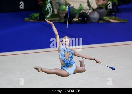 Pasay City, Philippinen. 7 Dez, 2019. Koi Sie Yan von Malaysia führt während der rhythmischen Gymnastik der Frauen Vereine Endrunden am Meer Spiele 2019 in Manila, Philippinen, 7. Dezember, 2019. Credit: rouelle Umali/Xinhua/Alamy leben Nachrichten Stockfoto