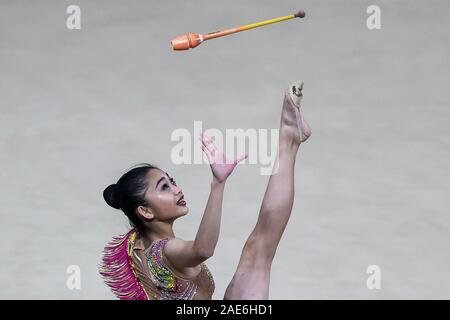 Pasay City, Philippinen. 7 Dez, 2019. Izzah Amzan von Malaysia führt während der rhythmischen Gymnastik der Frauen Vereine Endrunden am Meer Spiele 2019 in Manila, Philippinen, 7. Dezember, 2019. Credit: rouelle Umali/Xinhua/Alamy leben Nachrichten Stockfoto