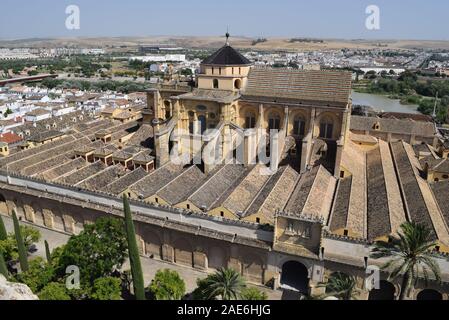 Blick auf die Moschee-kathedrale von Córdoba vom Torre Campanario. Stockfoto