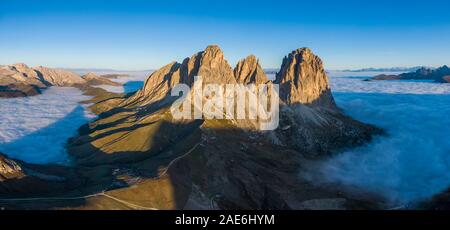 Antenne Panorama von Cloud Meer bei Sella Pass zwischen den Provinzen Trentino und Südtirol, Dolomiten Stockfoto