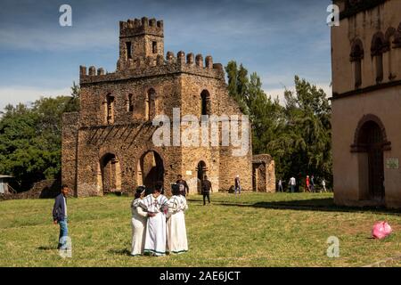 Äthiopien, Amhara-region, Gondar, Fasil Ghebbi, Bundeskanzleramt, traditionell gekleideten Frauen an Kaiser Yohannes' Bibliothek Stockfoto