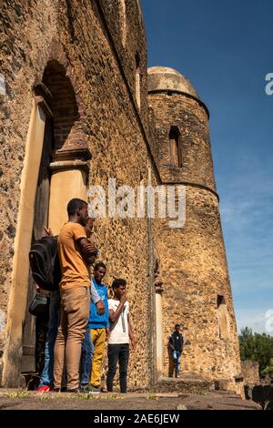 Äthiopien, Amhara-region, Gondar, Fasil Ghebbi, Besucher außerhalb Fasilidas' Schloss Stockfoto
