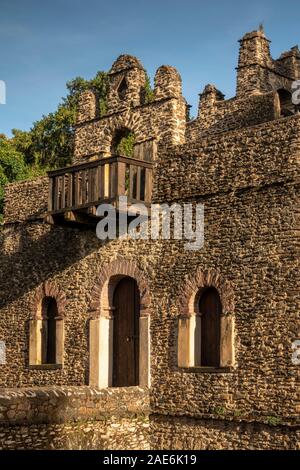 Äthiopien, Amhara-region, Gondar, Fasilidas-Pool, der Residenz des Kaisers, hölzernen Balkon über dem Eingang Stockfoto