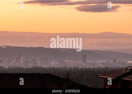 Portland, Oregon, Downtown Skyline Skyline von einem weit entfernt gesehen während einer sehr schönen Sonnenuntergang. Stockfoto