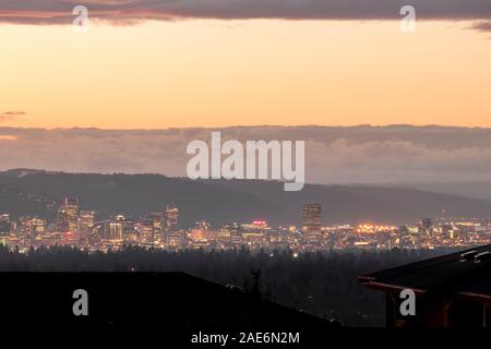 Nacht über Portland Oregon und Gebäude Lichter einschalten im Zentrum, vom Hotel aus einen einzigartigen Winkel gesehen. Stockfoto