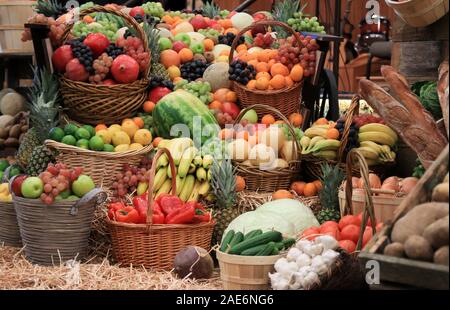 Verschiedene Arten von Obst und Gemüse fein säuberlich in Körbe gelegt auf Anzeige für Thanksgiving. Stockfoto