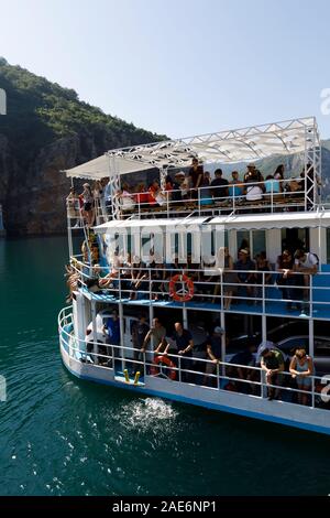 Koman, Albanien, dem 7. Juli 2019: Fähre ist geladen mit Autos und Passagiere in Koman, Komani See, ein 35 km langer Stausee in den Dinarischen Alpen Stockfoto