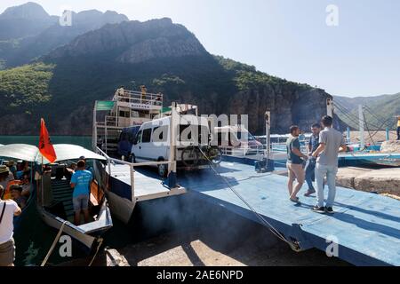 Koman, Albanien, dem 7. Juli 2019: Fähre ist geladen mit Autos und Passagiere in Koman, Komani See, ein 35 km langer Stausee in den Dinarischen Alpen Stockfoto