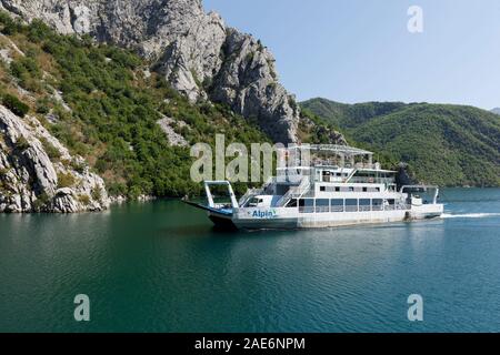 Koman, Albanien, dem 7. Juli 2019: einem entgegenkommenden Fähre an einer schmalen Stelle des Komani See in den Dinarischen Alpen von Albanien Stockfoto