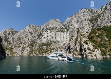 Koman, Albanien, dem 7. Juli 2019: einem entgegenkommenden Fähre an einer schmalen Stelle des Komani See in den Dinarischen Alpen von Albanien Stockfoto