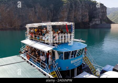 Koman, Albanien, dem 7. Juli 2019: Fähre ist geladen mit Autos und Passagiere in Koman, Komani See, ein 35 km langer Stausee in den Dinarischen Alpen Stockfoto