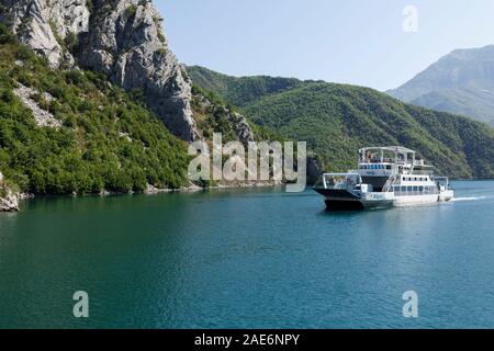 Koman, Albanien, dem 7. Juli 2019: einem entgegenkommenden Fähre an einer schmalen Stelle des Komani See in den Dinarischen Alpen von Albanien Stockfoto