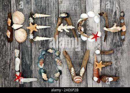 Zusammenfassung von Treibholz, Muscheln und Steine bilden das Wort Strand Liebe auf rustikalem Holz Hintergrund. Sommer Urlaub Thema. Flach. Stockfoto