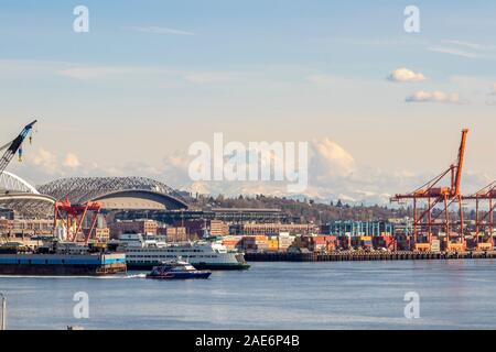 Wolken bilden und sich vor der Mt. Rainier und Teil des Hafens Insel mit Behältern in der Elliott Bay in Seattle, Washington auf das Stockfoto