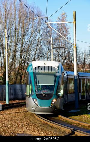 Nottingham Straßenbahn nähert sich dem Wilkinson Street Haltestelle Nottingham, England, Großbritannien Stockfoto