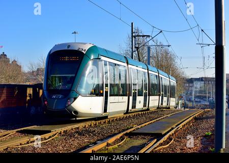 Nottingham Straßenbahn nähert sich dem Wilkinson Street Haltestelle Nottingham, England, Großbritannien Stockfoto