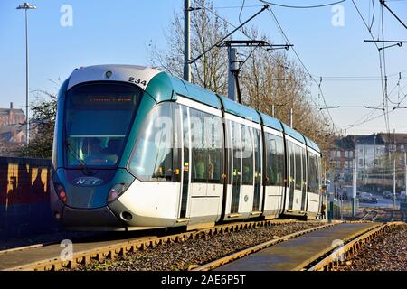 Nottingham Straßenbahn nähert sich dem Wilkinson Street Haltestelle Nottingham, England, Großbritannien Stockfoto