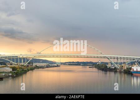 Die Fremont Bridge in Portland Oregon während Ein farbenfroher Sonnenuntergang im Sommer. Stockfoto