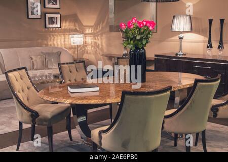 Blumen auf dem Tisch in einem luxuriösen Interieur im klassischen Stil Stockfoto