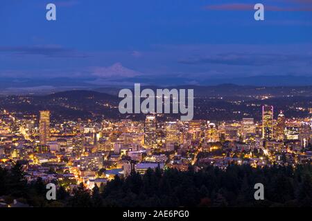 Skyline der Stadt in Portland Oregon. Stadtbild Gebäude der Innenstadt von Portland Oregon in der Dämmerung während der Blauen Stunde von Pittoack Villa gesehen. Stockfoto