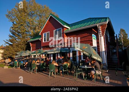 Menschen, die außerhalb einer Gaststätte in Waskesiu, Prince Albert National Park, Saskatchewan, Kanada sitzen Stockfoto