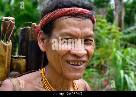 Muara Siberut, Mentawai Inseln, Indonesien, 5. NOVEMBER 2019: Portrait tribal Männer mit traditionellen Tätowierungen zurück aus dem Dschungel. Er trägt, Stockfoto