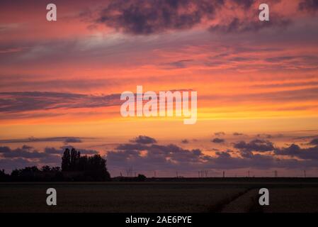 Orange bis Rot Violett Himmel mit schönen Texturen Stockfoto