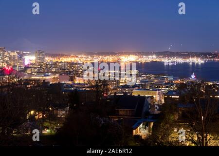 Seattle, Washington, United States. Harbour Island in der Elliott Bay und Flugzeuge und kommen in nonstop von Seattle Flughafen zu landen, an Ni Stockfoto