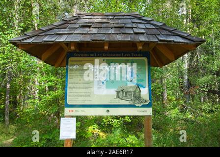 Informationsschild über Kingsmere Lake Trails zu Grey Owl's Cabin (am Ufer des Lake Ajawaan), Prince Albert National Park, Saskatchewan, Kanada Stockfoto