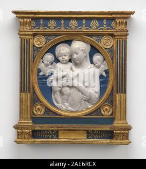 Madonna und Kind mit Cherubim; c. 1485 Andrea Della Robbia, Madonna und Kind mit Cherubim, c 1485 Stockfoto