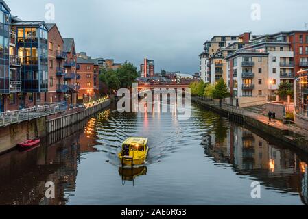 Der Fluss Aire in das Zentrum von Leeds, West Yorkshire, England, UK, mit Wohnblocks auf beiden Seiten konvertiert einige ware Stockfoto