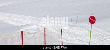 Geschlossen verschneite Skipiste mit STOP-Schild. Skigebiet bei Sun winter Tag nach dem Schneefall. Panoramablick. Stockfoto