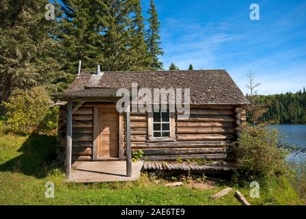 Grey Owl's Hütte am Ufer des Lake Ajawaan, Prince Albert National Park, Saskatchewan, Kanada Stockfoto