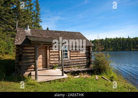 Grey Owl's Hütte am Ufer des Lake Ajawaan, Prince Albert National Park, Saskatchewan, Kanada Stockfoto