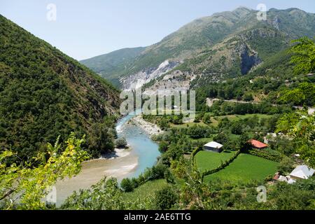 Valbona Valbona Fluß im schönen Tal in den Dinarischen Alpen in Albanien Stockfoto