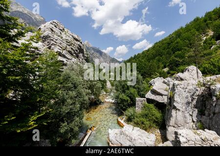 Valbona Valbona Fluß im schönen Tal in den Dinarischen Alpen in Albanien Stockfoto