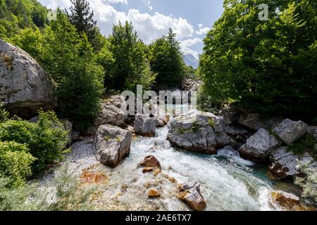 Valbona Valbona Fluß im schönen Tal in den Dinarischen Alpen in Albanien Stockfoto